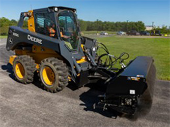 Large-frame skid steer equipped with a broom