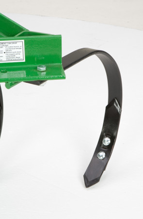 Replaceable and reversible cultivator point