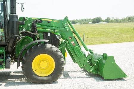 600R Loader with concealed oil lines