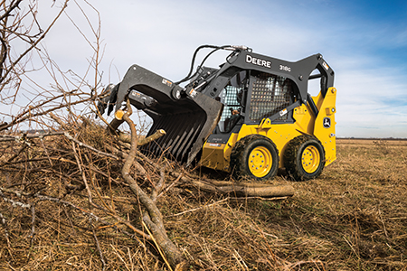 John Deere 318G equipped with a rock grapple