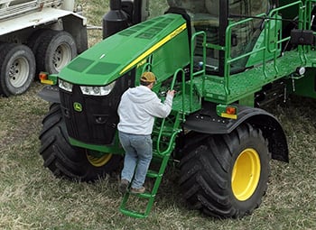 Hydraulic folding ladder