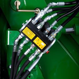 Single-point hydraulic connection on 6 Series Tractors (closed position)