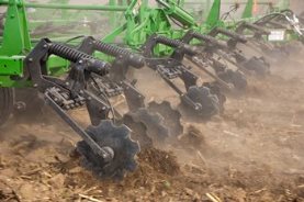 Adjustable closing disks operating in worked ground