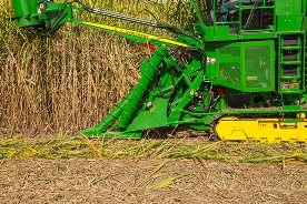 Parallel-linkage crop divider