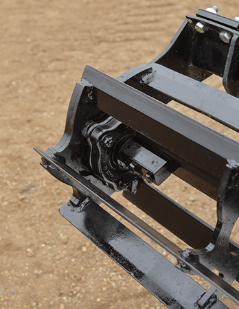 Internal basket scraper on knife-edge rolling basket