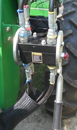 Single-point hydraulic connection on utility tractor (closed)