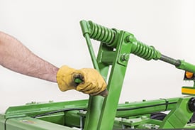 Use crank to level the tillage tool
