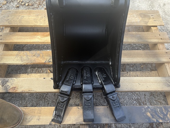 Image of John Deere 12 HVY DUTY BUCKET .8 CU. F