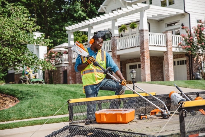 Alternate Image of STIHL KMA 135 R Battery KombiSystem