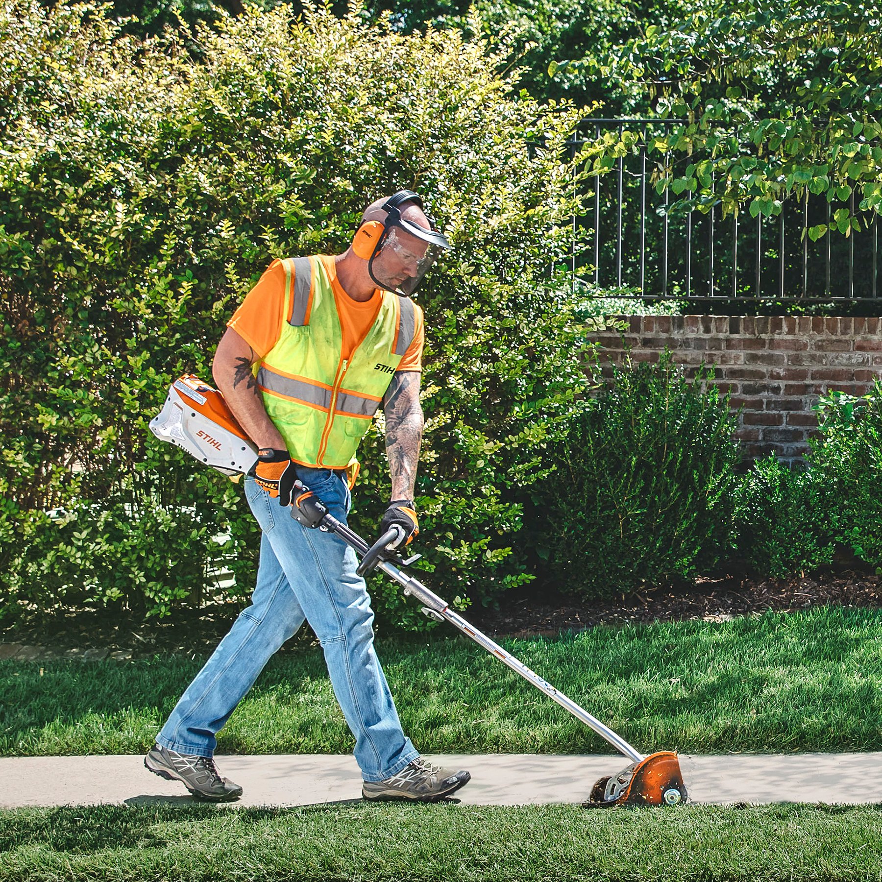 Alternate Image of STIHL KMA 135 R Battery KombiSystem